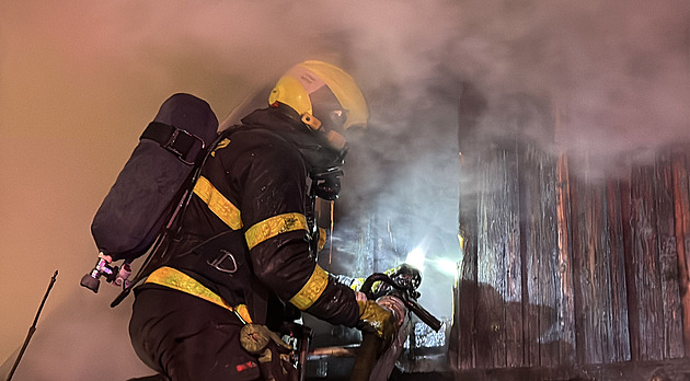 V Hostivici u Prahy hoří bungalov, jeden člověk skončil v péči záchranářů