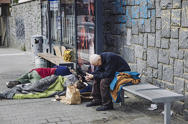 Týrání, nemoci, alkohol. Příběhy bezdomovců, kteří dostali novou šanci