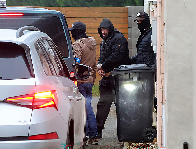 Zakuklenci se samopaly a 20 kg kokainu z Británie. Jak a proč zatkli Karlose Vémolu