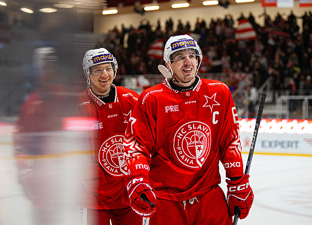 Slávisté zastavili Vsetín a vévodí první hokejové lize, Zlín udolal Chomutov