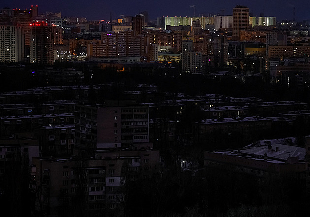 Tma v Kyjevě. Po ruském útoku zůstává bez proudu přes milion domácností