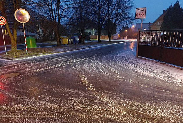 Dopravní komplikace na Děčínsku. Sypače havarovaly na zledovatělé silnici