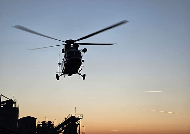 U Bystřice na Benešovsku se srazilo osobní a nákladní auto, silnice je uzavřená