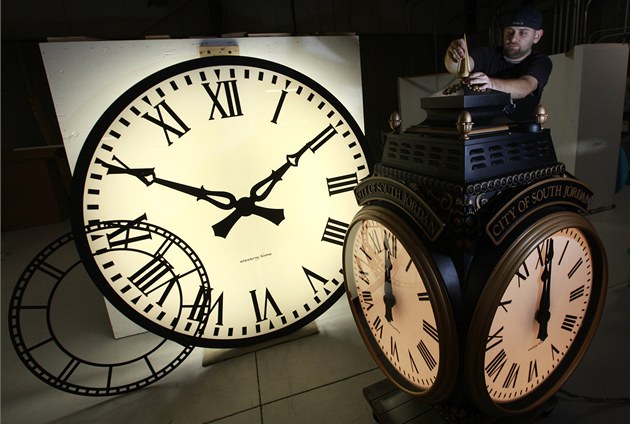 Změna času 2026: kdy si přispíte a kdy přetáčení ručiček konečně skončí