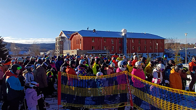 Plná parkoviště, dlouhé fronty u lanovek. Lidé vzali sjezdovky na jihu Čech útokem