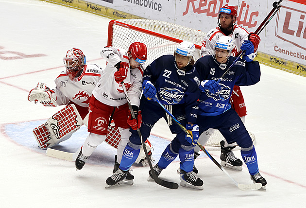 ONLINE: Třinec hostí Kometu, Vary hrají na Kladně. Pardubice čelí Litvínovu