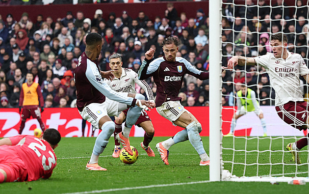 ONLINE: Rozjetá Aston Villa hraje o první místo na Arsenalu, zmátoří se West Ham?