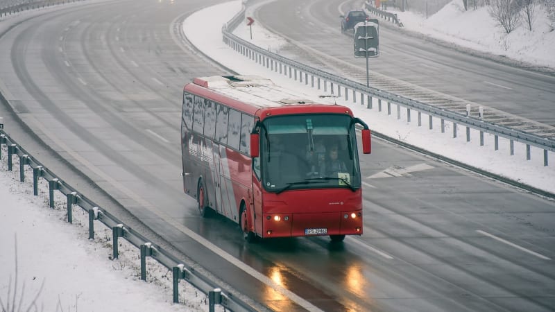 Přívaly sněhu nabouraly dopravu ve středních Čechách. Některé autobusové linky nejezdí