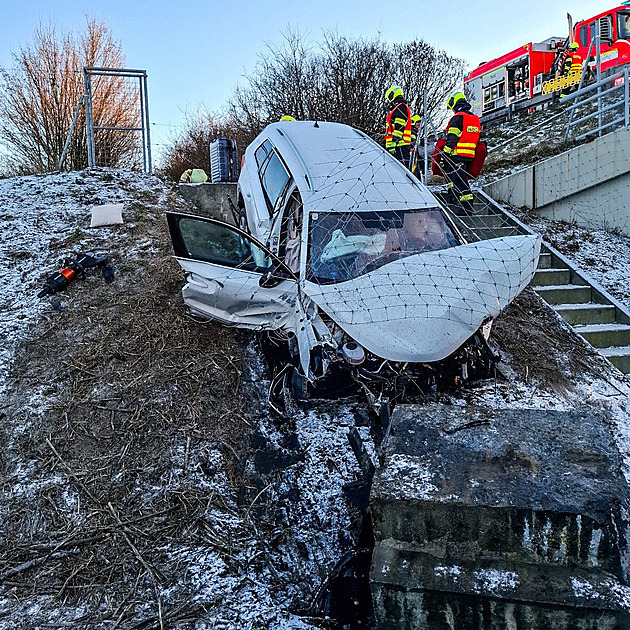 Auto na D35 zůstalo zaklíněné ve srázu. Rodina čekala na pomoc několik hodin