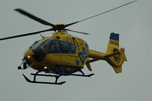 Muž v Táboře vypadl ze šestého patra, s těžkými zraněními přežil. V bytě se slavilo