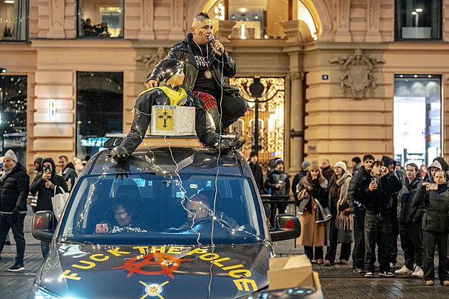 Česko slaví příchod nového roku. Policie i záchranáři si zatím pochvalují klid