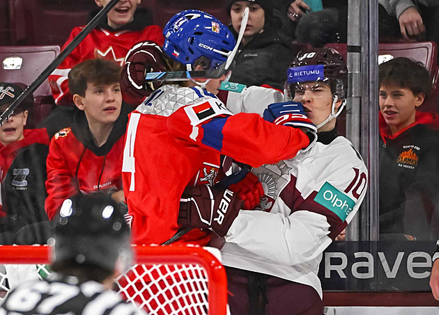 ONLINE: Česko - Lotyšsko 3:1. Junioři otáčeli, Pšenička se štěstím zvýšil náskok
