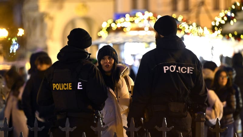 Amputace kvůli pyrotechnice. Pražští záchranáři mají při oslavách napilno, v akci je i policie