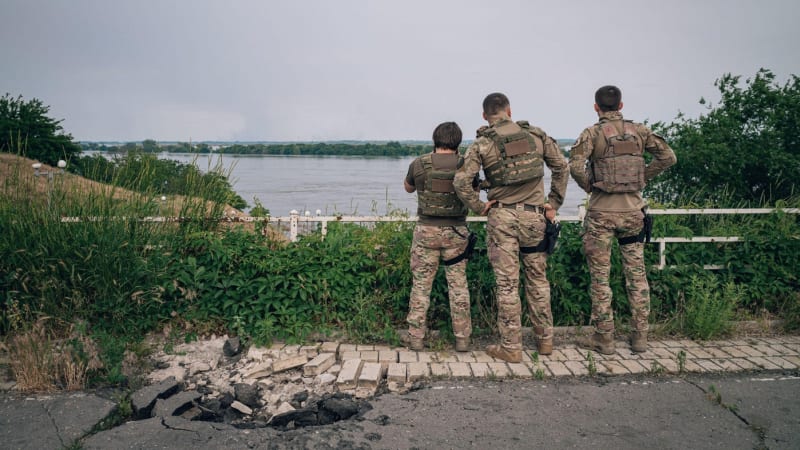 Zkratka do Záporoží. Ruské síly se plíží přes vyschlou Kachovskou přehradu