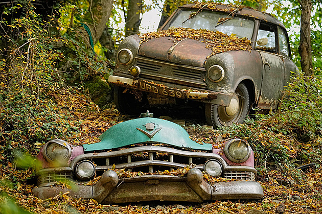 Tady bude mít veteránista infarkt. Šílený umělec vytvořil jedinečné muzeum