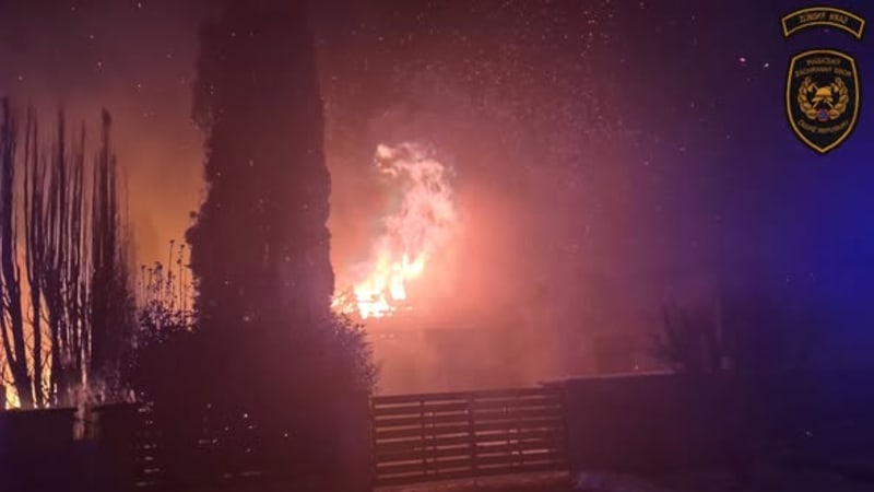 Plameny zachvátily dům v Kroměříži: Na místo letěl kvůli zraněným vrtulník