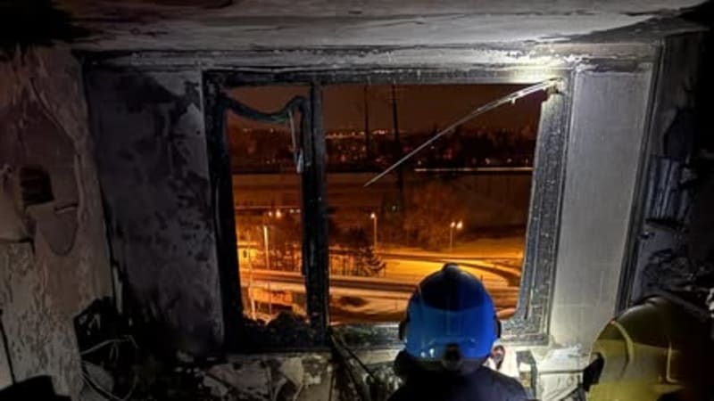 Nebezpečný požár výškového domu v Hradci Králové: Hasiči pochválili souseda za hrdinský zásah