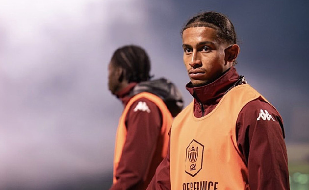 V hořícím baru se vážně zranil i fotbalista z Met. Záchranáři ho převezli do Německa