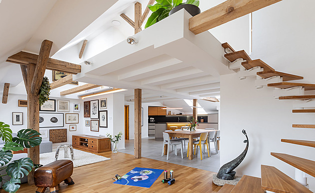 Rekonstrukce podkroví trvala čtyři roky. Majiteli se splnil sen