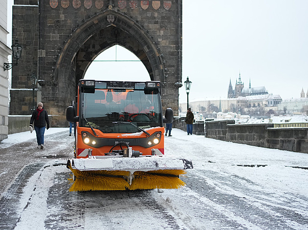 Sníh komplikoval dopravu v Praze a středních Čechách, výstraha stále platí