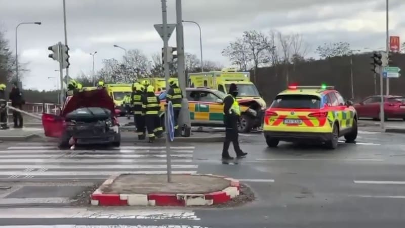 Při srážce aut v Praze se zranili tři lidé. Příčiny vyšetřuje policie