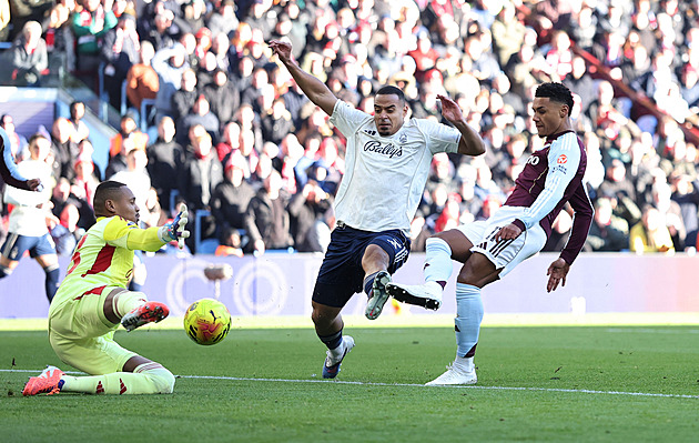 ONLINE: Aston Villa vede, pak West Ham vyzve Wolverhampton. Večer Arsenal