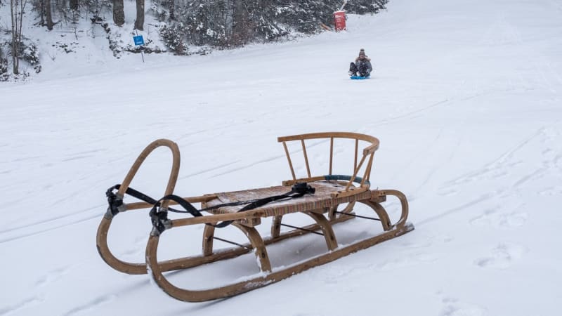 Neštěstí při sáňkování v Kamenné Hoře: Muž zemřel před zraky malé dívky. Marně volala o pomoc