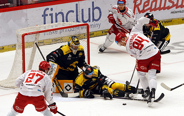 ONLINE: Třinec ztrácí s Litvínovem, Kladno vede na Spartě. Lídr vyzve Vítkovice