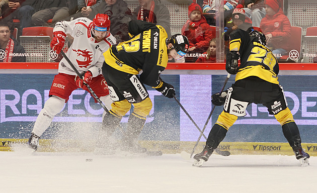 ONLINE: V Třinci se prodlužuje, Kladno vede na Spartě. Lídr ztrácí s Vítkovicemi