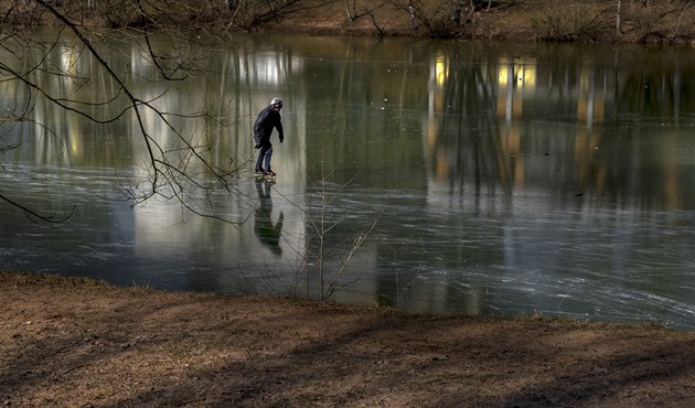 Nebezpečí tenkého ledu. Na rybníku u Kladna se propadli bruslaři, v Labi utonul pes