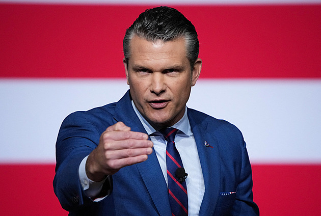 Senátor Kelly vyzýval k neplnění rozkazů. Hegseth ho za to degraduje