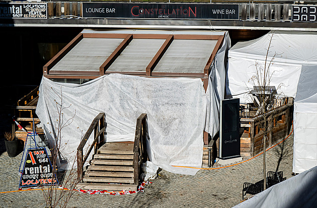 Vyhořelý švýcarský bar neprošel požární kontrolou od roku 2019. Starosta neví proč