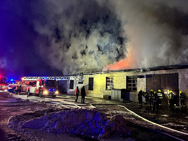 Při požáru se propadla střecha, hasiči museli halu na opravu traktorů zbourat