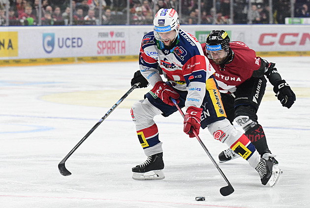 ONLINE: Němeček vrací Spartě vedení ve šlágru s Pardubicemi, Kometa prohrává