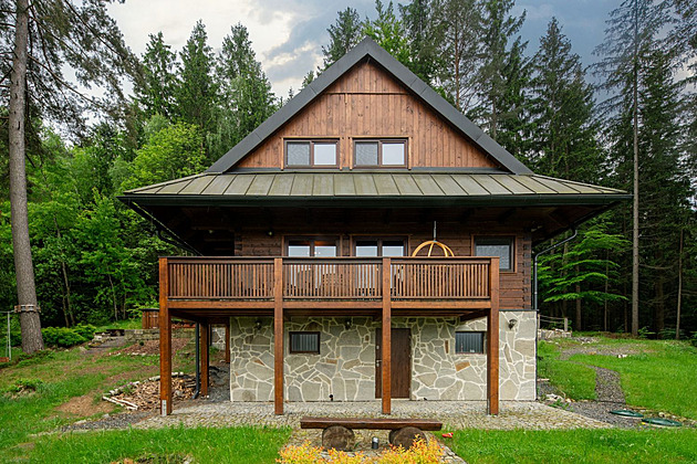 Stavba vysněné roubenky v CHKO Beskydy. Jak Richard a Tereza nadchli sousedy