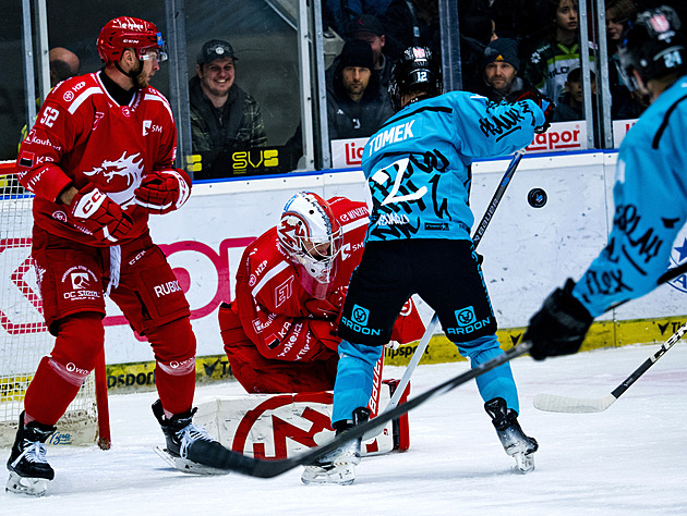 ONLINE: Duel tabulkových sousedů z čela extraligy, Třinec v dohrávce hostí Vary