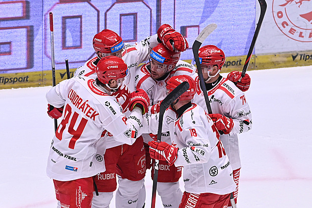 ONLINE: Třinec v dohrávce hostí Vary, Dravecký navyšuje už na rozdíl tří branek