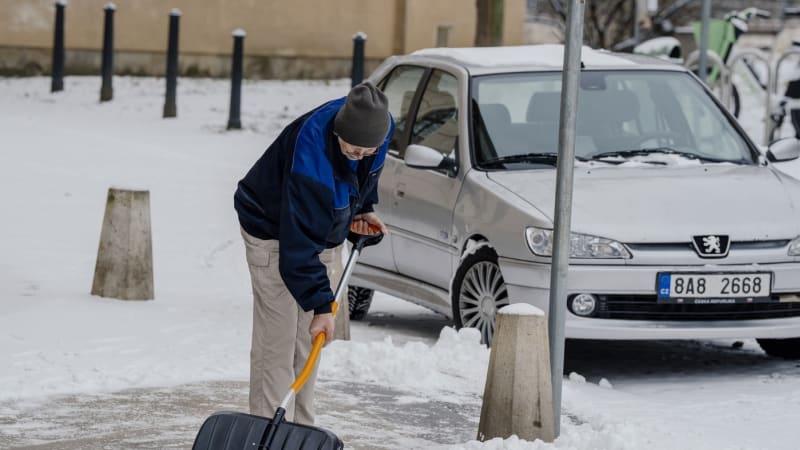 Sněhová smršť zasáhne Česko, meteorologové vydali výstrahu. A hrozí i další nebezpečí