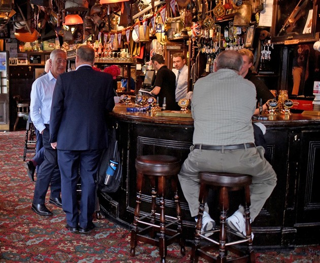 Konec britských pubů, naříkají hospodští na novou daní. Hrozí stávkami i zavřením