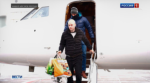 Francie nevydala ruského basketbalistu do USA, Moskva jí vrátila jejího výzkumníka