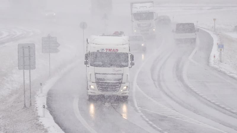 ON-LINE: Sníh komplikuje dopravu v Česku. Dálnice stojí, platí vysoký stupeň nebezpečí