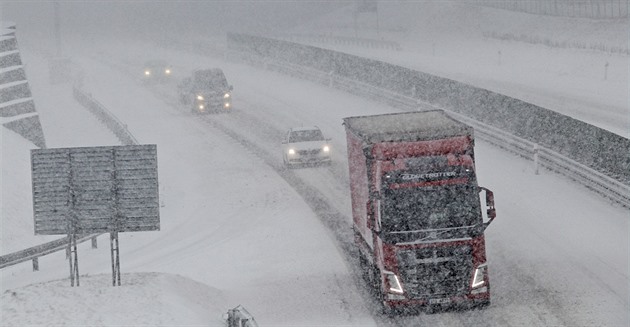 Komplikace na zasněžené D5. V kopcích uvázly kamiony, dálnice místy stojí