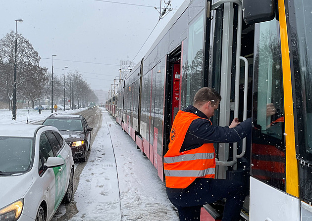 Doprava v Praze má problémy kvůli sněhu. Kamiony blokují silnice, omezená je MHD