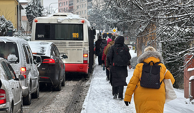 Sněžení v Praze komplikuje dopravu. Kamiony zablokovaly výjezdy z města