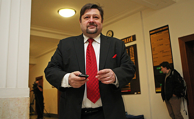 Policie obvinila exposlance Wolfa z maření úředního rozhodnutí. Skrýval se v Paraguayi