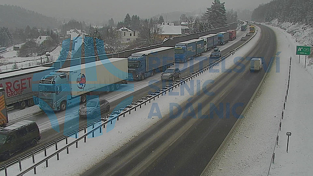 Provoz na 26. kilometru dálnice D1 komplikoval uvázlý kamion, kolona se rozjíždí