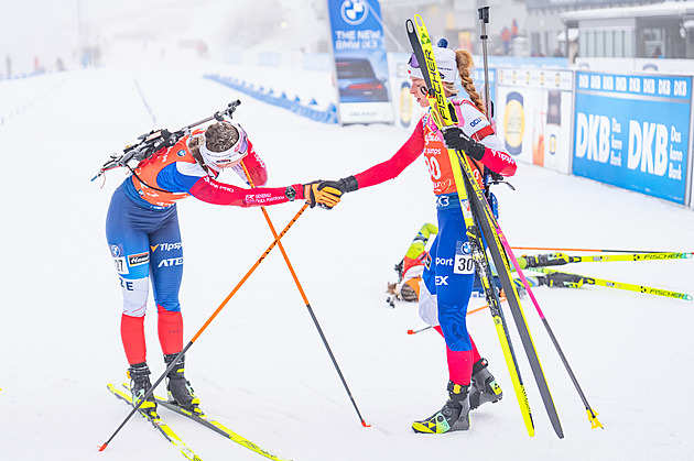 Biatlon ONLINE: Ženy jedou v Oberhofu štafetu, Jislovou drží vynikající střelba