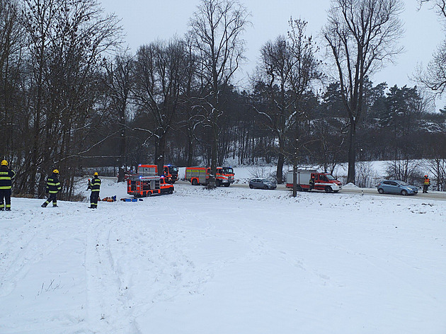 Na 80 hasičů zachraňuje zraněného muže z jeskyně. Kvůli nosítkům navrtávají horninu
