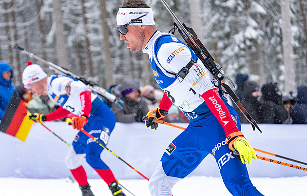 Biatlon ONLINE: Muži jedou štafetu, Krčmář přebírá od Mikysky na čtvrtém místě