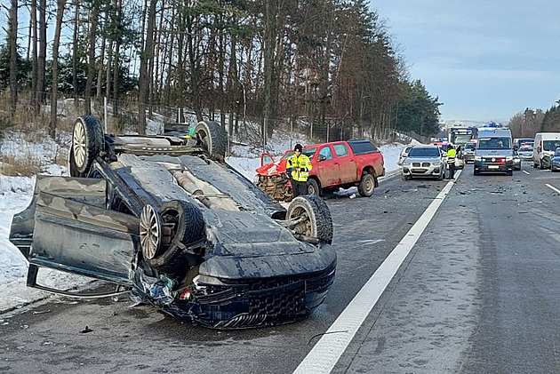 Nehody na Vysočině uzavřely D1 v obou směrech, záchranáři ošetřili šest zraněných